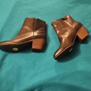 FRYE AND CO. Rich Brown Leather Ankle Boots